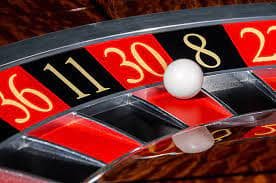 Antarmuka permainan Texas Hold'em Bonus dengan dealer live dan kartu komunitas di layar